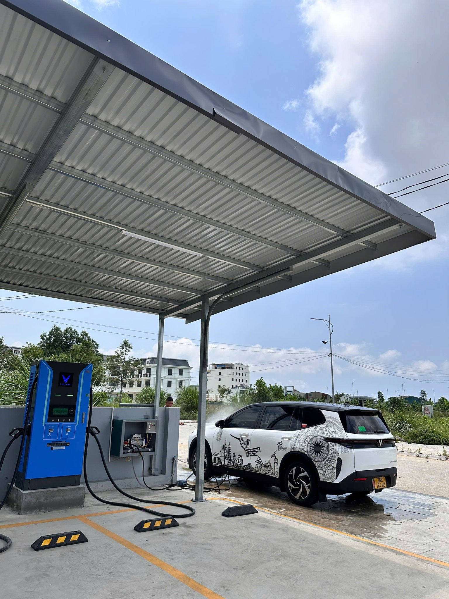 Khu vực rửa xe tại Trạm Sạc Trung Sơn ban đêm